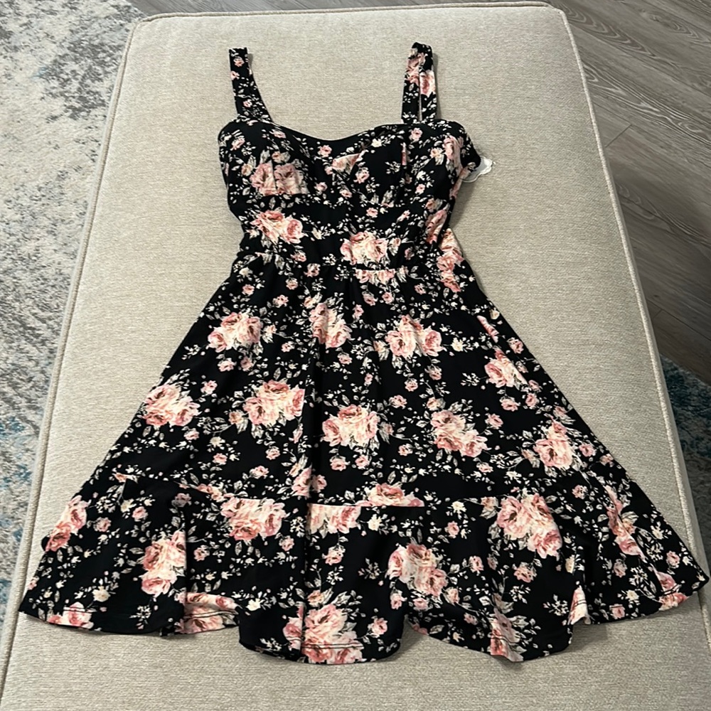 Spring dress, stretchy great for summer date night! Size Medium